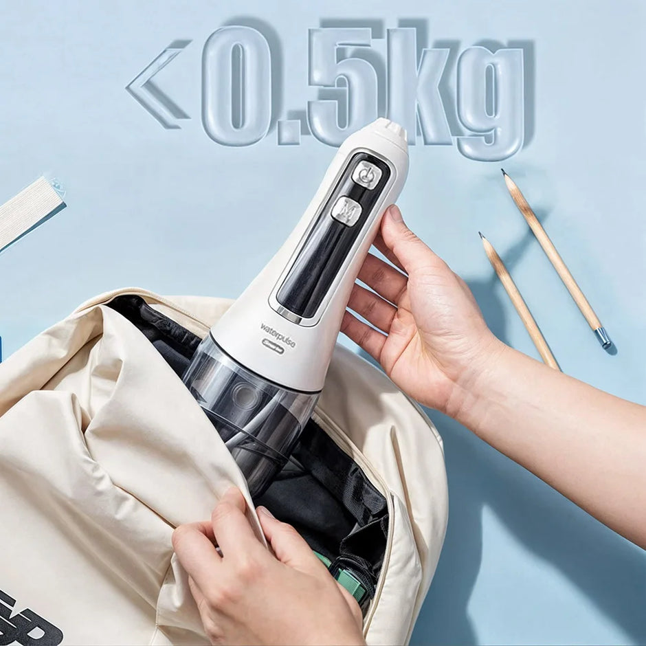 Handheld vacuum cleaner being placed into a bag with '≤0.5kg' text on a light blue background.