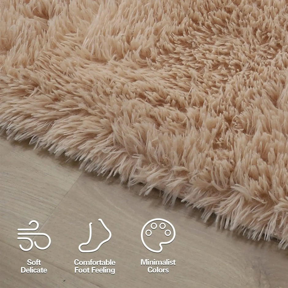 Close-up of a beige shaggy rug on a wooden floor with icons and text describing its features.